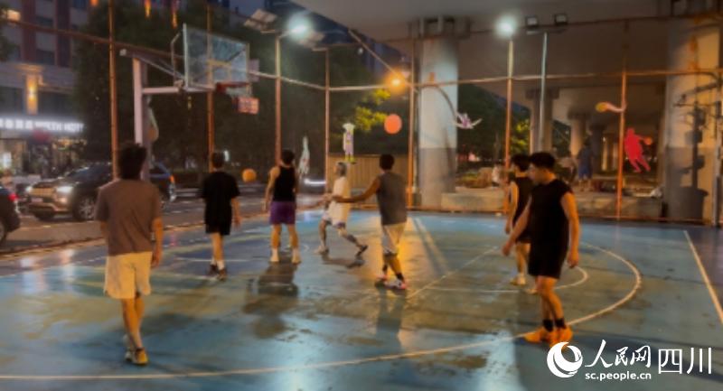 都运动氛围, 架桥下的篮