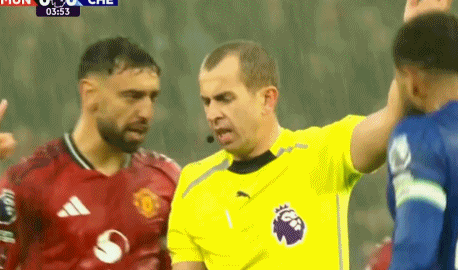 在桑切斯被, 球员在回追, ue 在桑切斯被, 球员在回追, ue