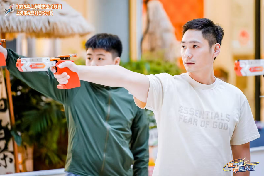 人指着菜单, 市光感射击 人指着菜单, 市光感射击